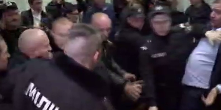 В суде по Лукаш чуть не избили Добкина. Лицо не пострадало, но выслушать “глас народа” пришлось