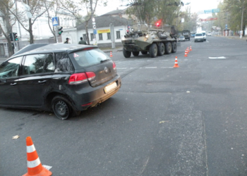 ДТП в Николаеве: БТР въехал в легковушку. Пассажирка машины в тяжелом состоянии