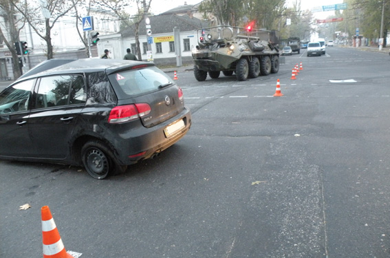 ДТП в Николаеве: БТР въехал в легковушку. Пассажирка машины в тяжелом состоянии