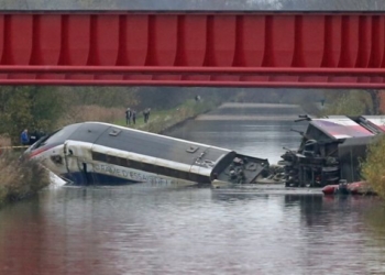 Количество жертв крушения французского поезда выросло до 10
