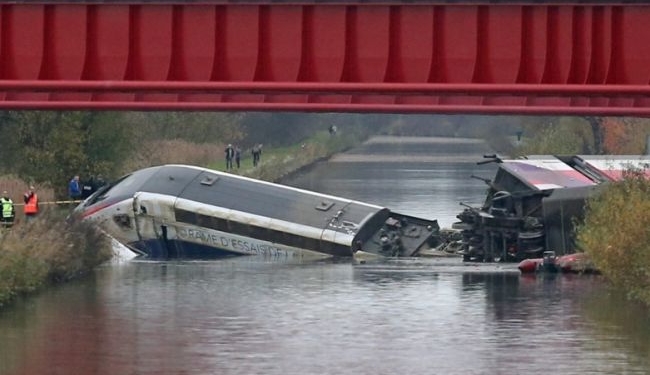 Количество жертв крушения французского поезда выросло до 10