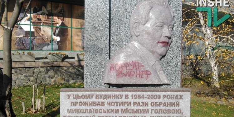 Вандалы раскрасили памятную стелу мэра Николаева Владимира Чайки