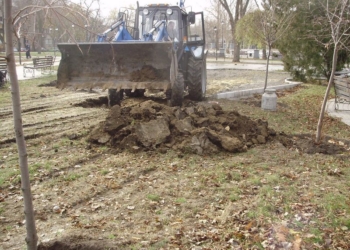 Поврежденные тротуар и газон в николаевском сквере «Сердце города» восстановят