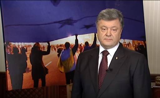 Президент поздравил украинцев и признался, что ему не хватает рук 1
