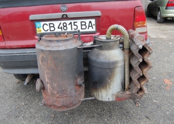 Украинец переделал автомобиль с бензина на дрова. Теперь расход 20 кг дров на 100 км