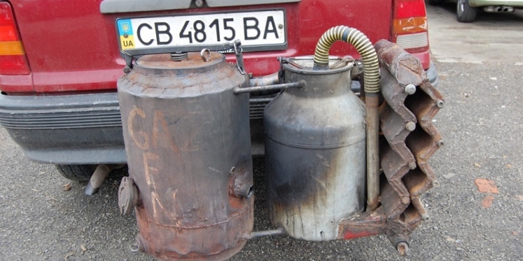 Украинец переделал автомобиль с бензина на дрова. Теперь расход 20 кг дров на 100 км