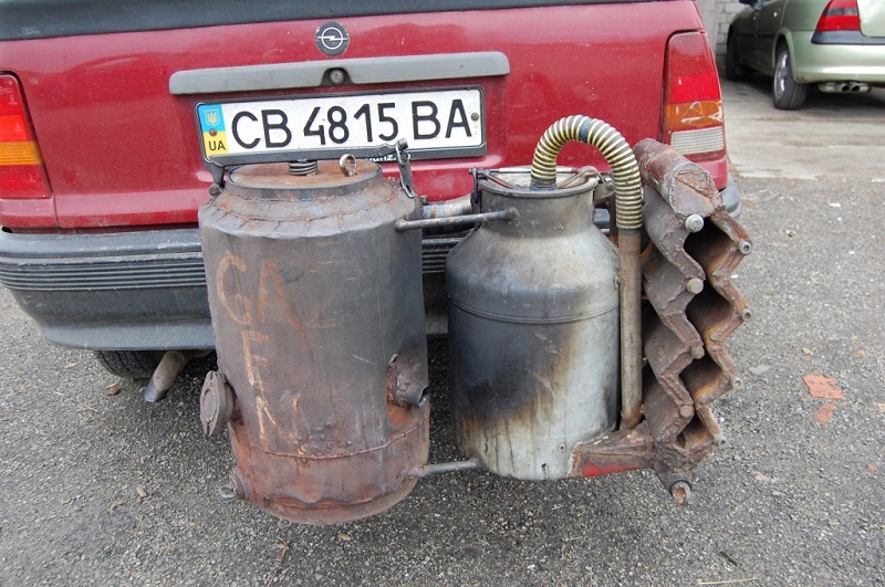 Украинец переделал автомобиль с бензина на дрова. Теперь расход 20 кг дров на 100 км 2