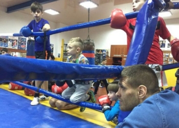 Боксер Сергей Деревянченко провел «детскую» тренировку в Николаеве