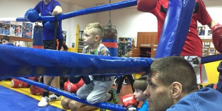 Боксер Сергей Деревянченко провел «детскую» тренировку в Николаеве