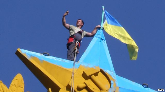 "Украине - с любовью". В Москве активисты снова вывесили флаг Украины на высотке, их задержали 3