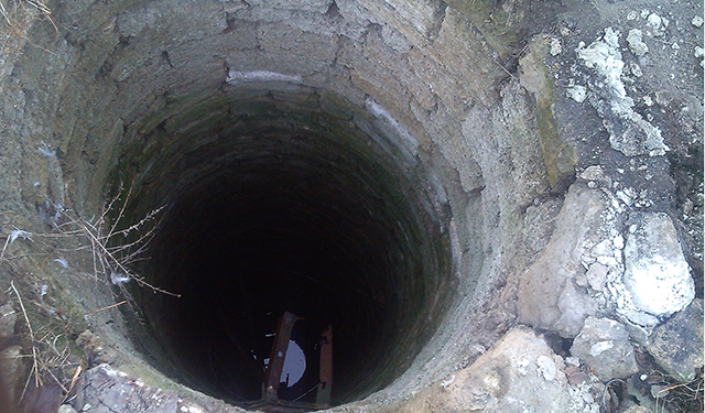 На Николаевщине спасатели извлекли из колодца тело женщины