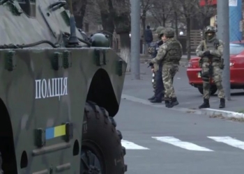 На улицы Красноармейска и Мариуполя выведены отряды спецназовцев