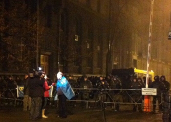 Под Администрацией Президента митингуют сторонники блокады Крыма