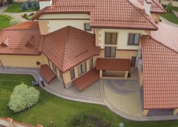 Журналисты показали особняк СБУшника, которого ударил Парасюк