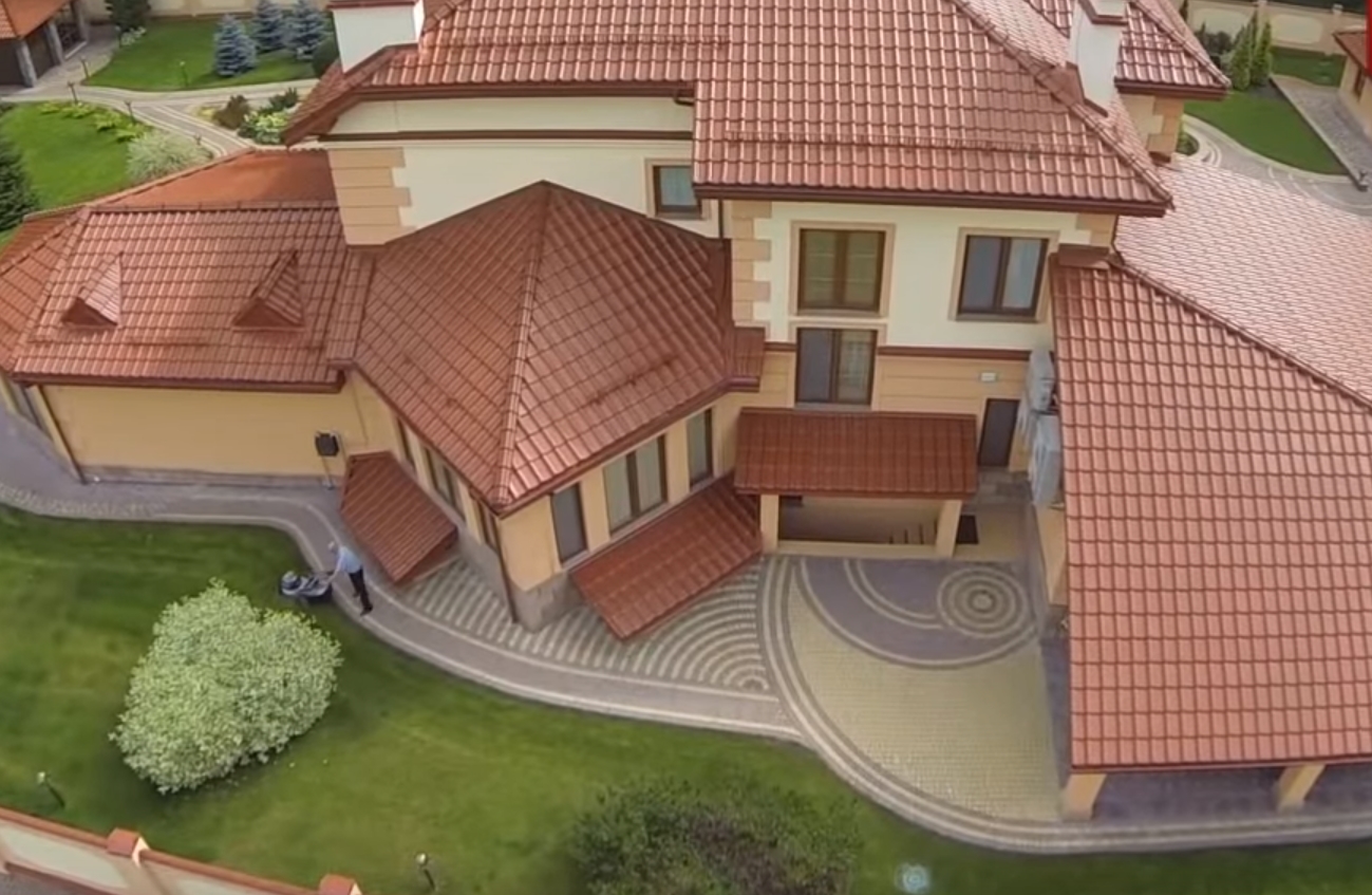 Журналисты показали особняк СБУшника, которого ударил Парасюк