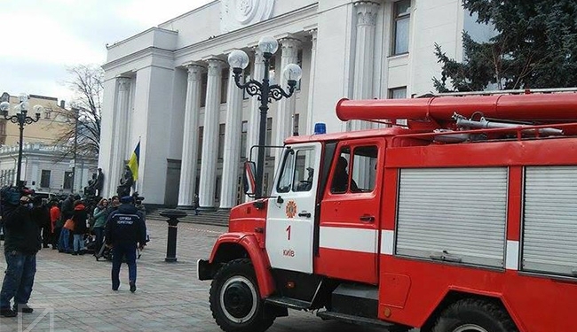Парламент заминировали. Журналистов эвакуировали, нардепы работают