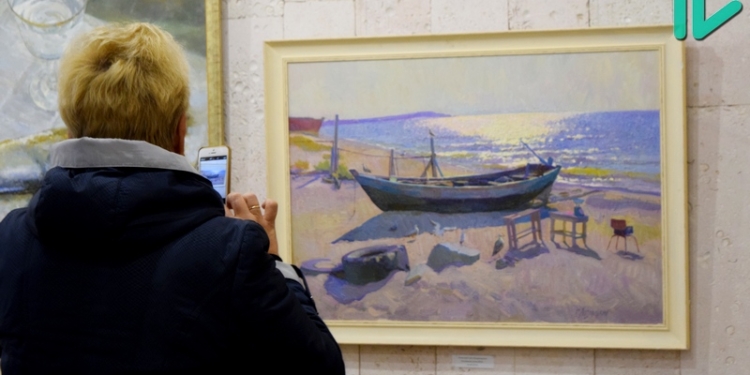 Немного солнца в прохладной воде: в Николаеве открылась масштабная выставка одесских художников