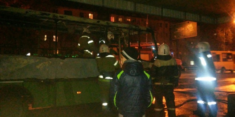 В Полтаве женщина бросила в автобус с людьми “коктейль Молотова”