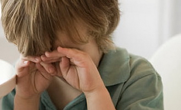 Жестокость. В РФ воспитательница детдома закрыла ребенка в пожарном ящике, а потом избила