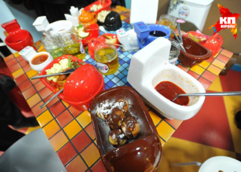 В Москве открыли кафе-туалет, в котором кормят из унитазов