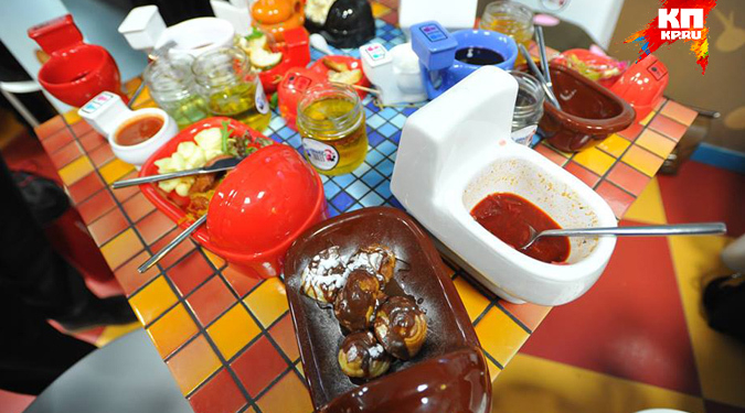 В Москве открыли кафе-туалет, в котором кормят из унитазов