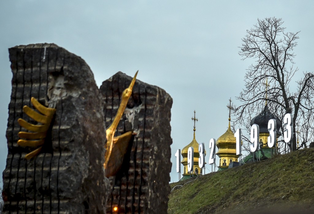 У Порошенко извинились за скандал у памятника Голодомору 2