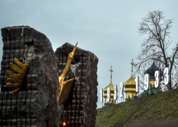 У Порошенко извинились за скандал у памятника Голодомору