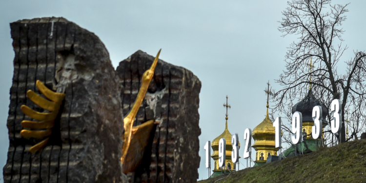 У Порошенко извинились за скандал у памятника Голодомору