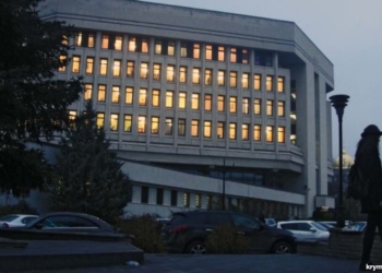 При дефиците электроэнергии в Крыму на чиновников света не жалеют