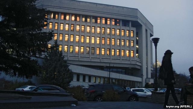 При дефиците электроэнергии в Крыму на чиновников света не жалеют