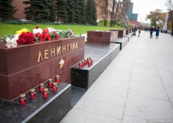 Охрана Кремля запрещает ставить на стелу Ленинграда фотографии погибших в А321