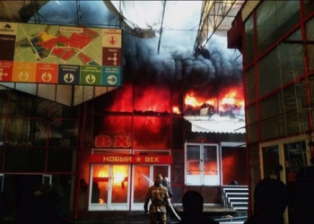 В Харькове горит крупнейший торговый центр Барабашово