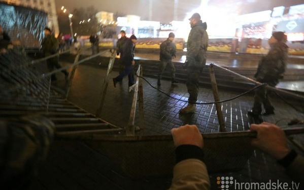 На Майдане активисты прорвались через ограду и сорвали концерт