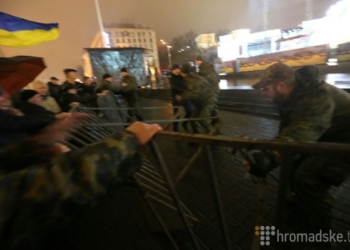 На Майдане активисты прорвались через ограду и сорвали концерт