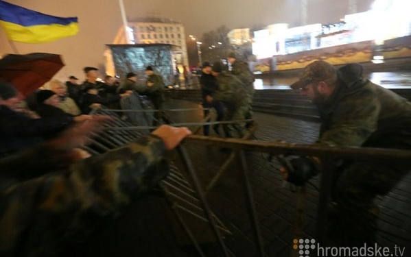 На Майдане активисты прорвались через ограду и сорвали концерт