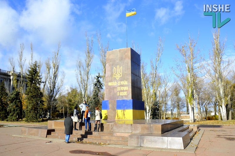 Неизвестные изуродовали постамент на Соборной площади Николаева, который был украшен национальной символикой 4