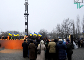 Николаевцы почтили память жертв голодоморов траурным шествием и возложением цветов к Памятному знаку