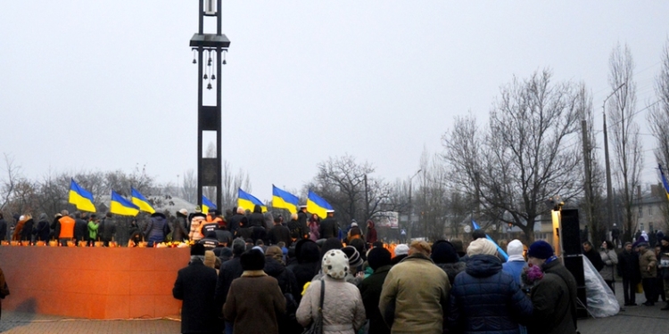 Николаевцы почтили память жертв голодоморов траурным шествием и возложением цветов к Памятному знаку