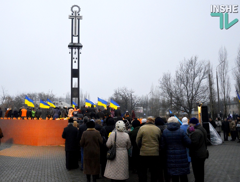 Николаевцы почтили память жертв голодоморов траурным шествием и возложением цветов к Памятному знаку 22