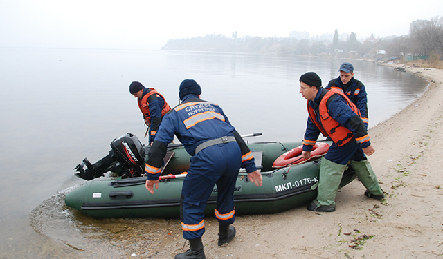 В Николаеве мужчина упал со скалы, а медики не могли до него добраться. Помогли спасатели