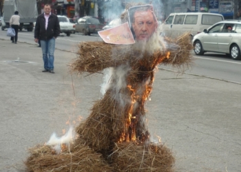 “Турция, давай, до свидания”. В Симферополе сожгли чучело Эрдогана