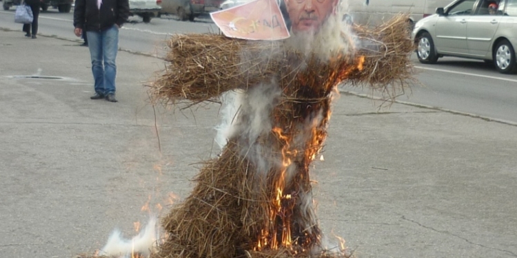 “Турция, давай, до свидания”. В Симферополе сожгли чучело Эрдогана