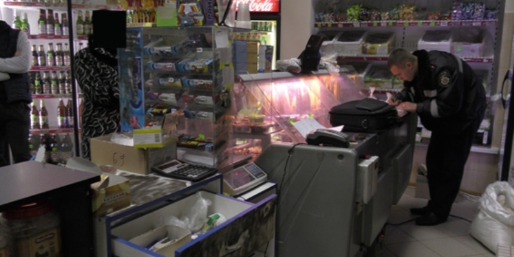 В Николаеве неизвестные в масках ограбили магазин – вынесли 2500 гривен