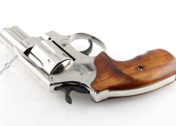 В Николаеве 25-летний молодой человек прогуливался с пистолетом «Safari». Теперь объясняется с полицией