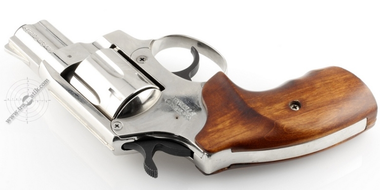 В Николаеве 25-летний молодой человек прогуливался с пистолетом «Safari». Теперь объясняется с полицией