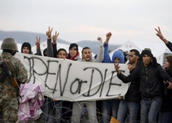 Мигранты пытались прорваться в Македонию, полиция применила слезоточивый газ