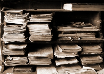 Историческая находка. В стене квартиры пожилая пара нашла более 6 тыс. ценных документов о подготовке Холокоста