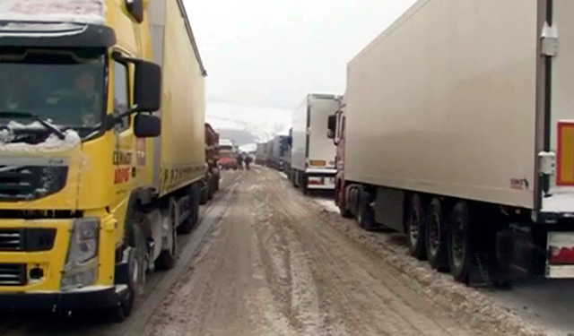 Дальнобойщики РФ обещают “полную блокаду Москвы”. “Революционеры” выдвинули свои требования