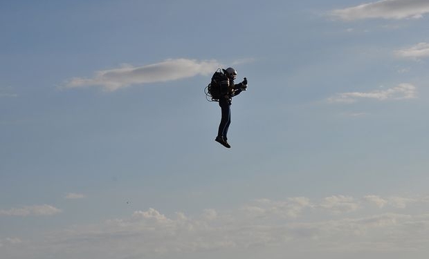 В США прошел первый полет реактивного ранца JB-9 – индивидуального летательного приспособления