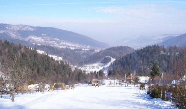 В Яремче машина упала с моста в реку. Один погиб, двое в больнице